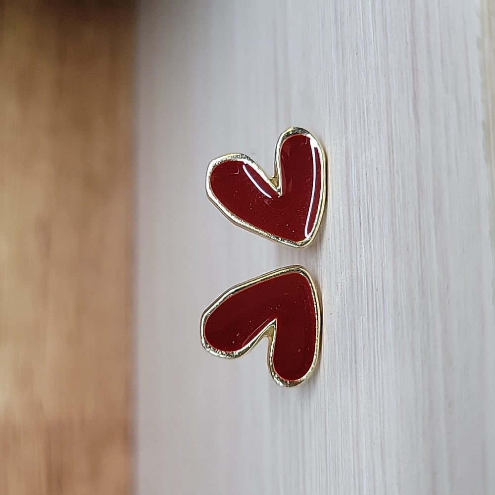 BURGUNDY HEART STUD EARRINGS - Picture 5 of 7